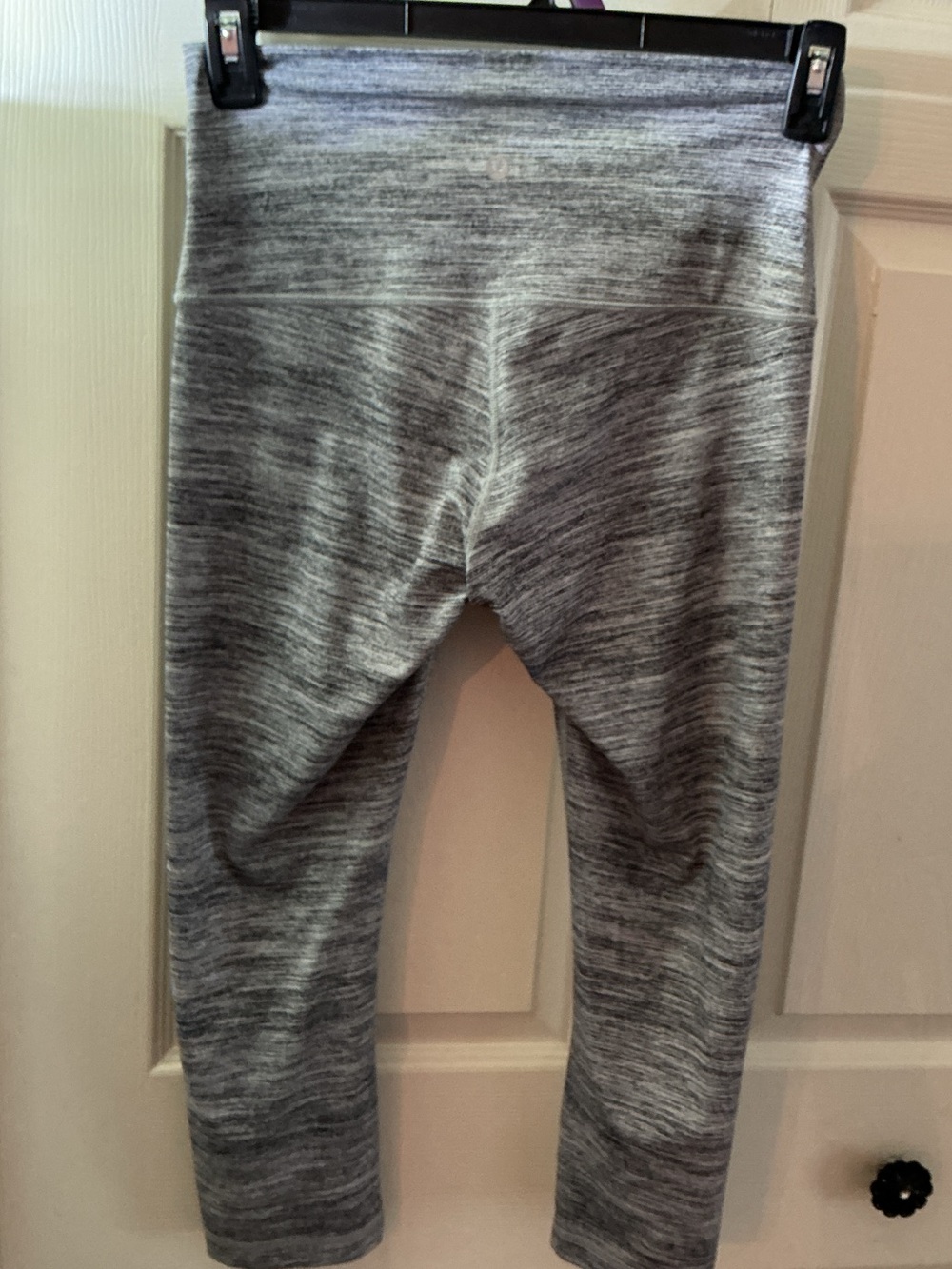 lululemon athletica woman’s Heather Gray capris